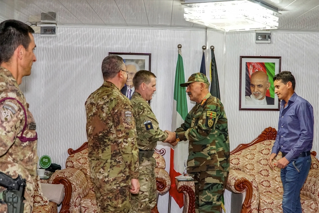 incontro del LT General Sandy Storrie con il General Ghori.jpg